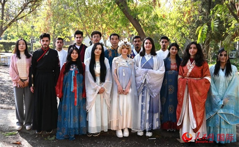 部分參加活動的師生合影。人民網(wǎng)伊納斯·易卜拉欣攝