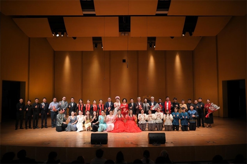 音樂(lè)會(huì)嘉賓與表演者集體合影?；顒?dòng)主辦方供圖