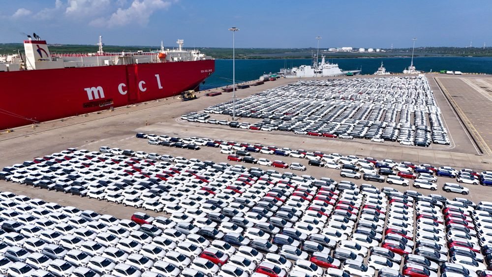 這是2024年3月28日拍攝的斯里蘭卡漢班托塔港（無(wú)人機(jī)照片）。新華社記者徐欽攝