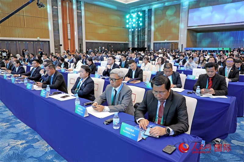 這是1月16日在南寧國(guó)際會(huì)展中心拍攝的“世界市長(zhǎng)對(duì)話(huà)·南寧”活動(dòng)現(xiàn)場(chǎng)。人民網(wǎng)記者 趙益普攝