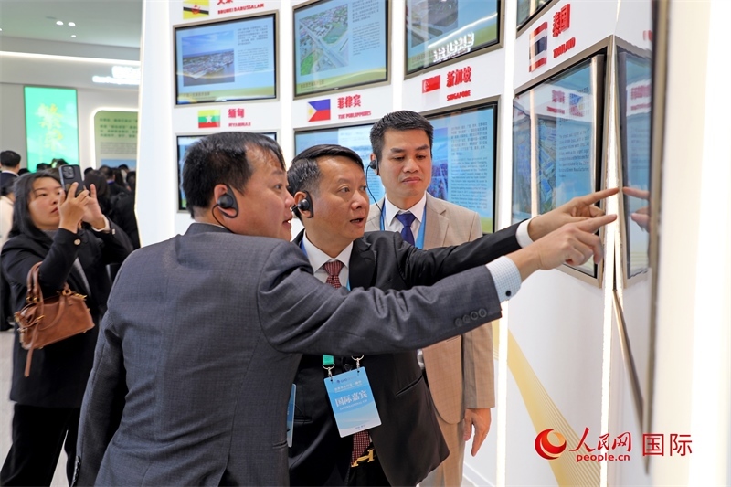 越南參會(huì)代表在南寧國(guó)際會(huì)展中心參觀。人民網(wǎng)記者 趙益普攝