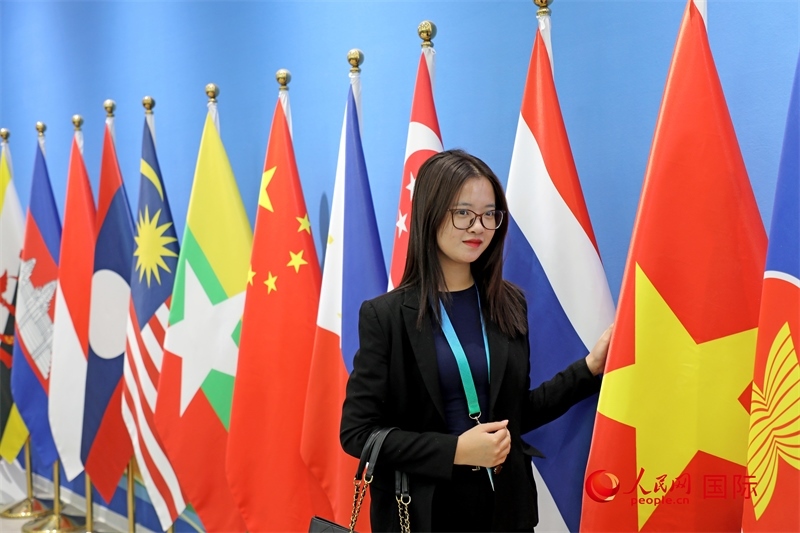 越南芒街市參會(huì)代表在南寧國(guó)際會(huì)展中心參觀。人民網(wǎng)記者 趙益普攝