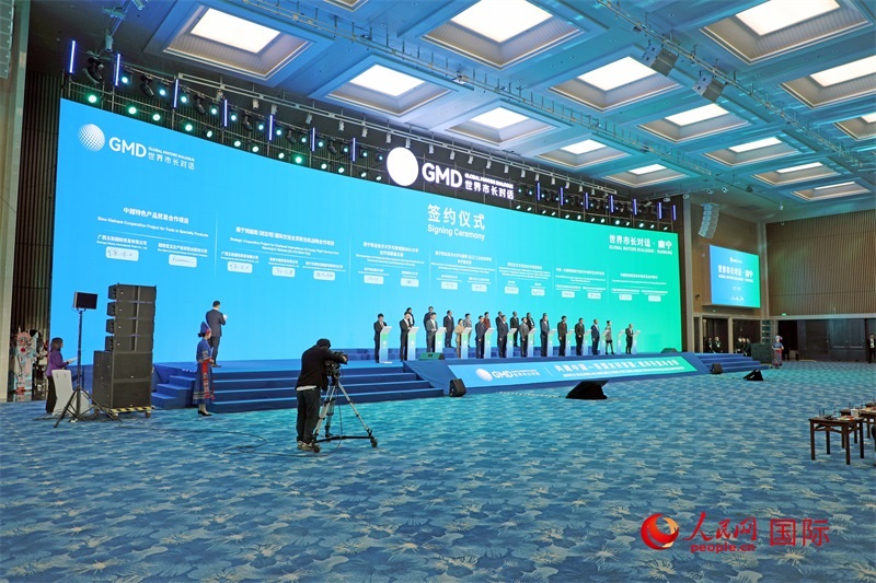 活動(dòng)現(xiàn)場(chǎng)舉行的中國(guó)同東盟國(guó)家交流合作項(xiàng)目簽約。人民網(wǎng)記者趙益普攝