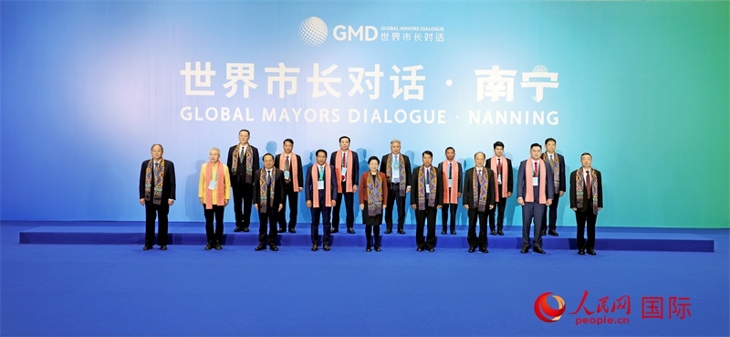 在南寧國(guó)際會(huì)展中心金桂花廳外，參加活動(dòng)的中國(guó)和東盟國(guó)家市長(zhǎng)合影留念。人民網(wǎng)記者 趙益普攝