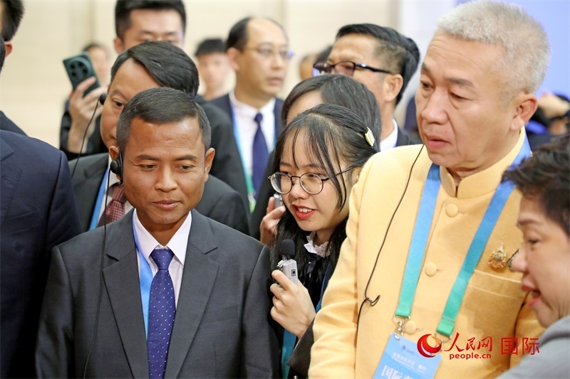 東盟國(guó)家市長(zhǎng)在觀看、體驗(yàn)?zāi)蠈幏沁z展示。人民網(wǎng)記者 趙益普攝