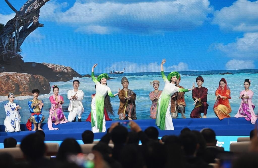 這是1月16日，在南寧國際會展中心，演員在“世界市長對話·南寧”活動間隙表演節(jié)目。新華社記者 陸波岸 攝