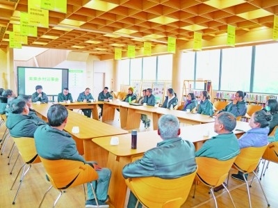 各種形式的民主協(xié)商議事會在余杭區(qū)落地生花。圖為黃湖鎮(zhèn)就共富工坊工作召開未來鄉(xiāng)村議事會。資料圖片