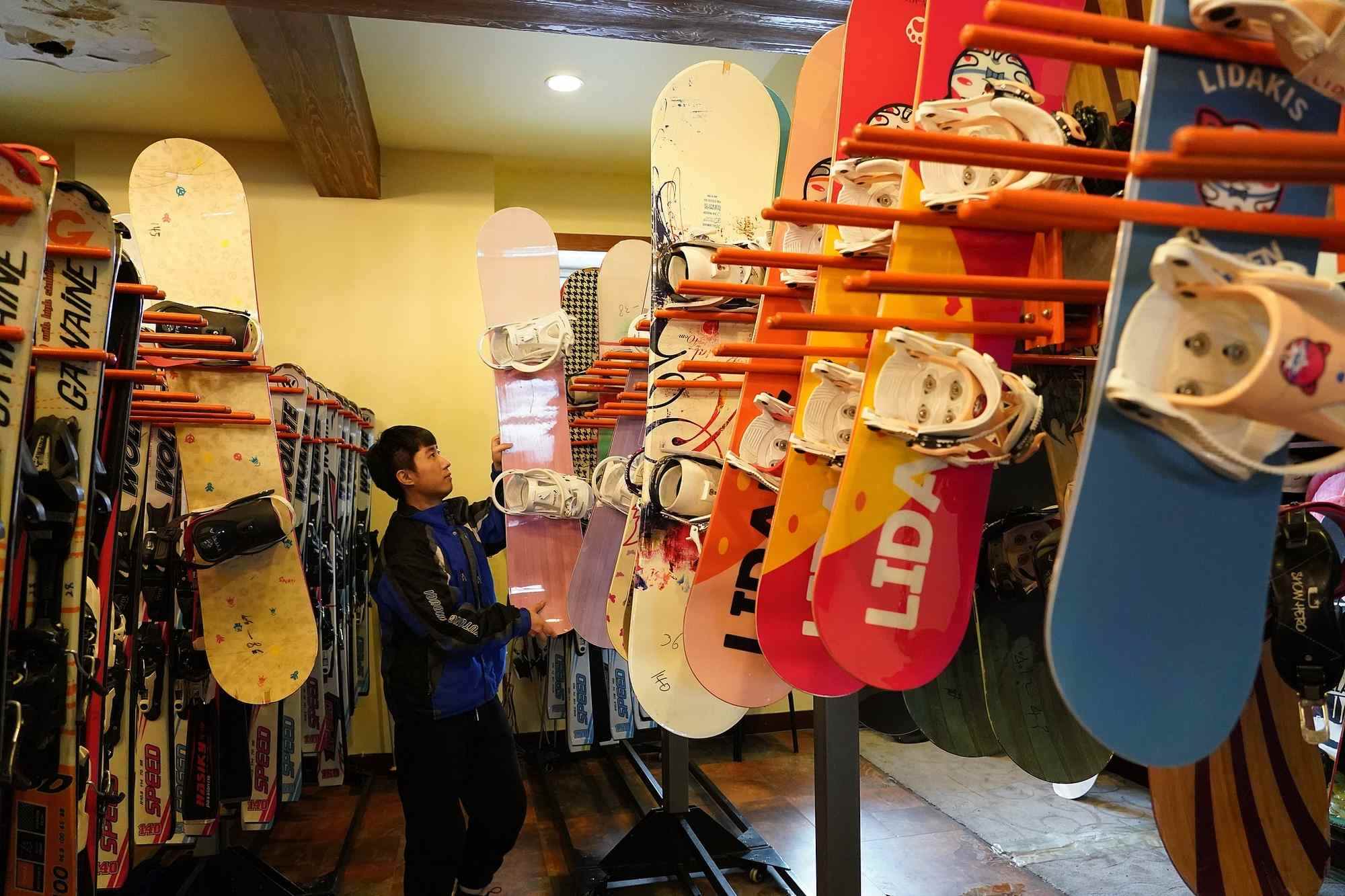 海拉爾滑雪場，工作人員在整理雪具