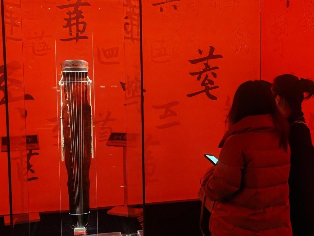 近日，在浙江省博物館之江館區(qū)，故宮博物館收藏的唐“大圣遺音”琴在“‘故宮·茶世界’觀茶——茶文化精品展”展出。新華社記者 馮源 攝