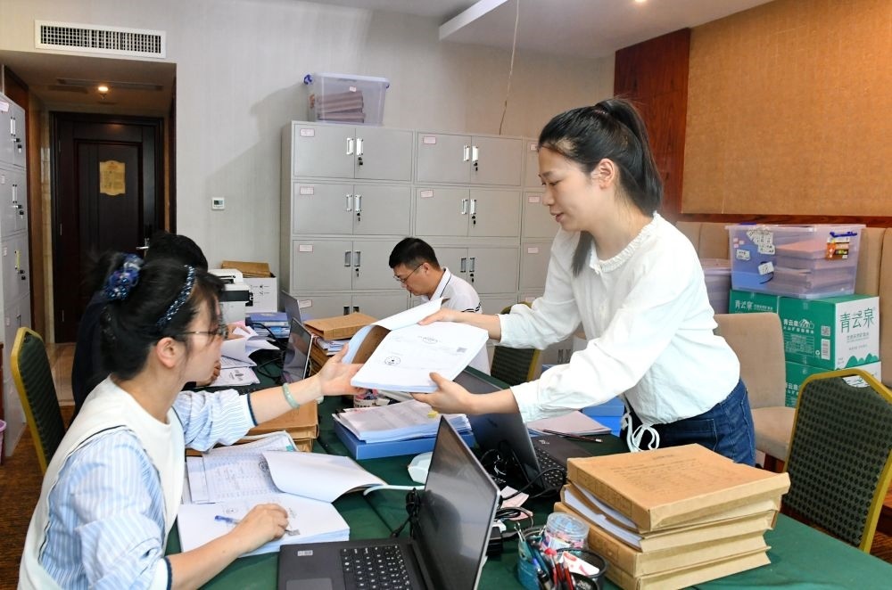 福州市委巡察機構對全市法院系統(tǒng)開展提級聯(lián)動交叉巡察。在永泰縣駐地，巡察組工作人員查看財務憑證（2024年5月21日攝）。新華社記者 林善傳 攝