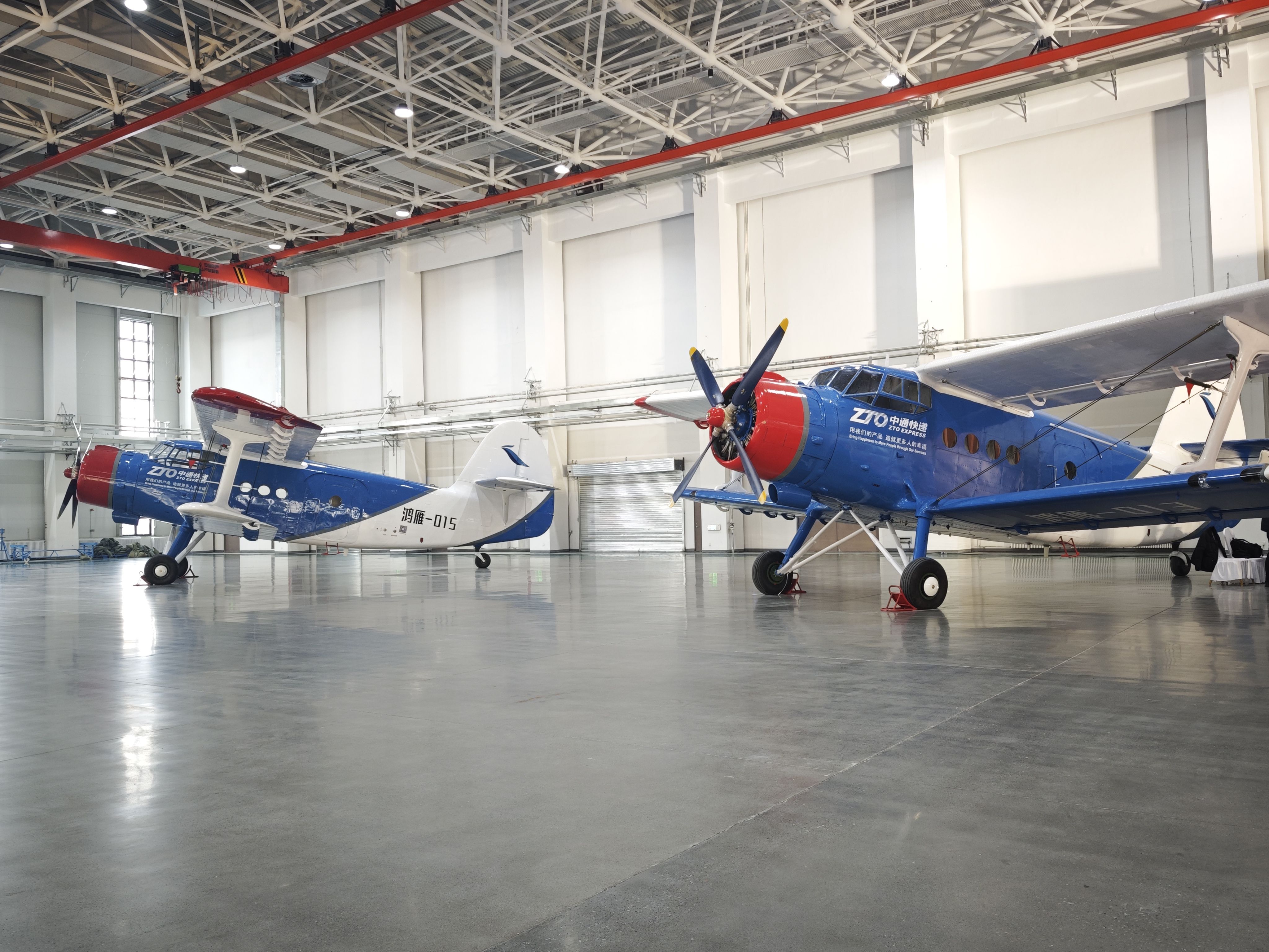 1月20日，停放在交付現(xiàn)場的大型無人機鴻雁（HY100）。新華社記者 茍立鋒 攝