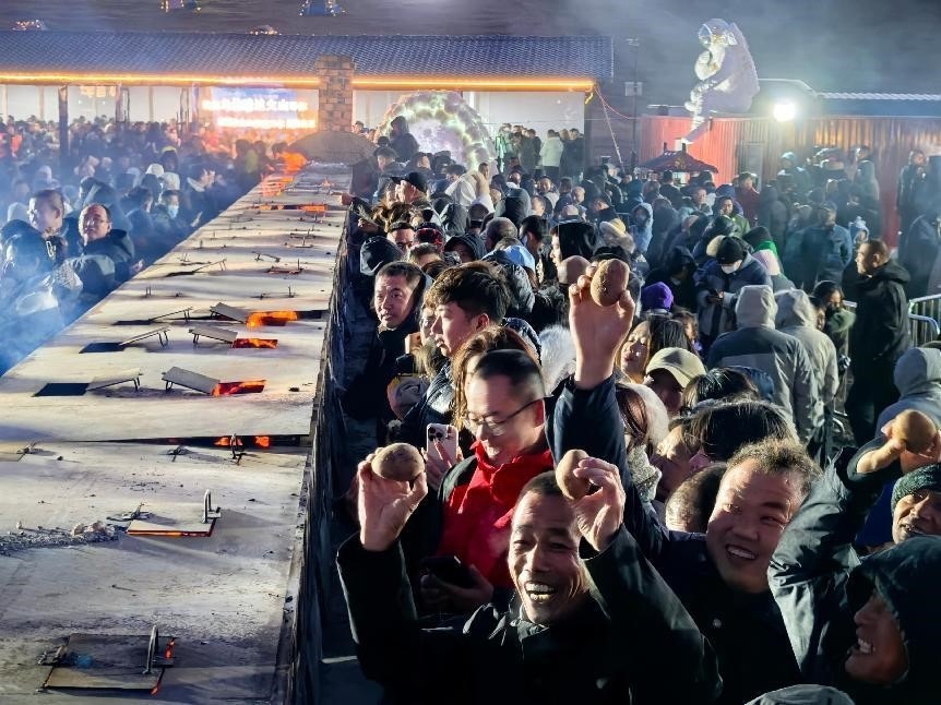 烏蘭哈達(dá)火山腳下“千人烤土豆”。人民網(wǎng)記者 苗陽攝