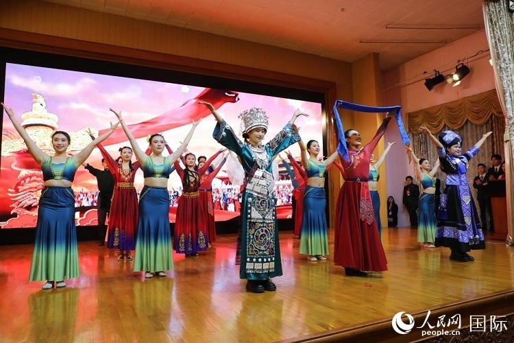 留俄學(xué)生進(jìn)行民族舞表演。人民網(wǎng)記者 隋鑫攝