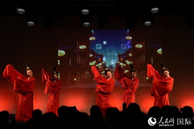 舞蹈《金蛇狂舞》。人民網(wǎng)記者 殷淼攝