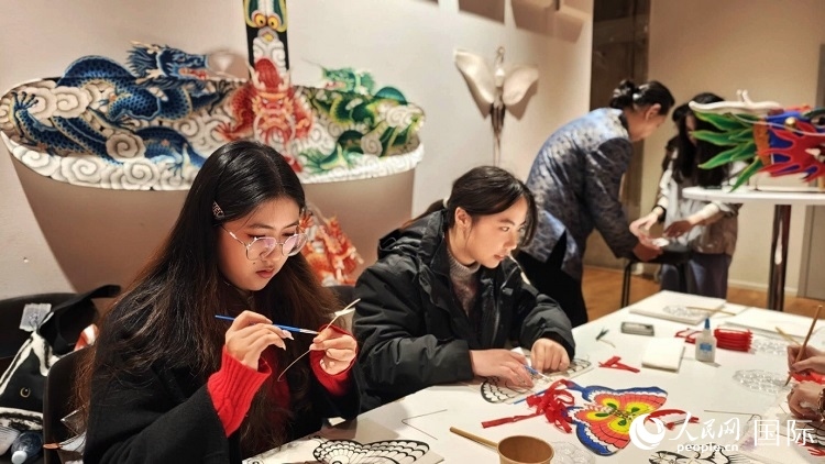 體驗非遺文化“制作小風(fēng)箏”。人民網(wǎng)記者 殷淼攝