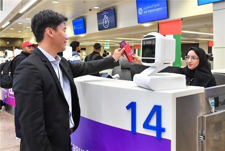 1月22日，迪拜免稅店聯(lián)合迪拜移民局向入境中國旅客贈送新年賀禮。迪拜移民局供圖