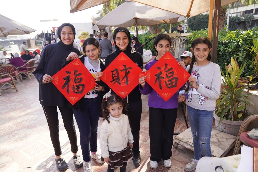 埃及民眾參與中國(guó)文化體驗(yàn)活動(dòng)。開(kāi)羅中國(guó)文化中心供圖