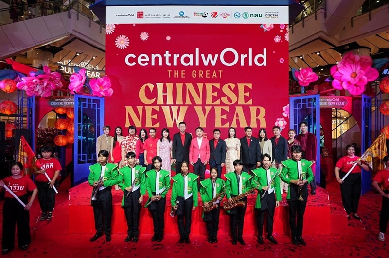 中泰嘉賓在活動開幕式上合影留念?；顒又鬓k方供圖