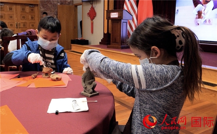 “我是文物修復(fù)師”活動環(huán)節(jié)。李鑫江攝