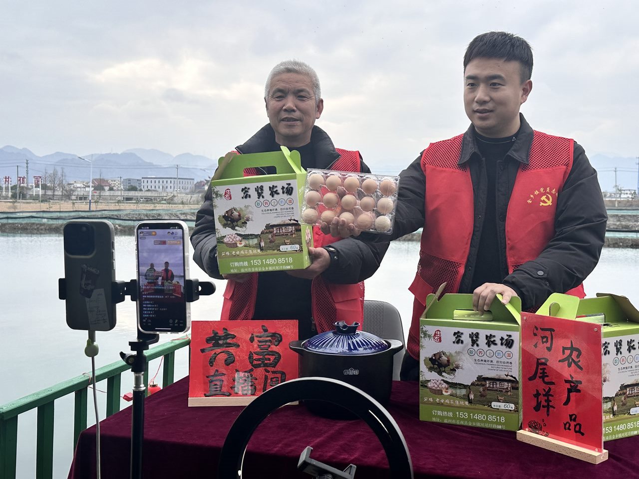 在蒼南金鄉(xiāng)鎮(zhèn)，永興、半浹連、河尾垟?shù)犬?dāng)年受災(zāi)的臨近村落，正連片建設(shè)美麗江南水鄉(xiāng)新景。圖為河尾垟村設(shè)在河邊的“共富直播間”。金鄉(xiāng)鎮(zhèn) 供圖