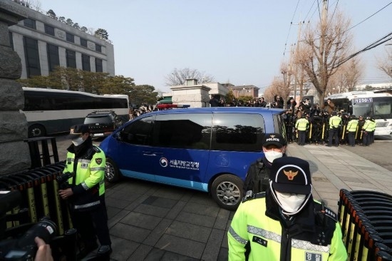  1月21日，尹錫悅乘坐的車輛進入韓國首爾的憲法法院。新華社記者姚琪琳攝