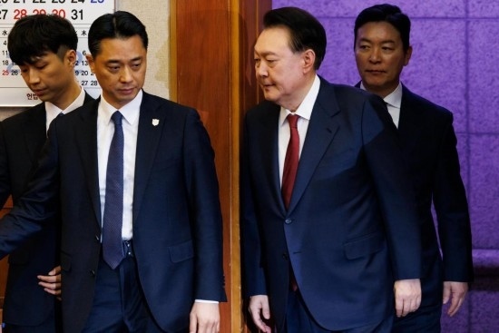  1月23日，尹錫悅（右二）在韓國首爾憲法法院出席總統(tǒng)彈劾案庭審。新華社發(fā)（Pool圖片，曹城凖攝）