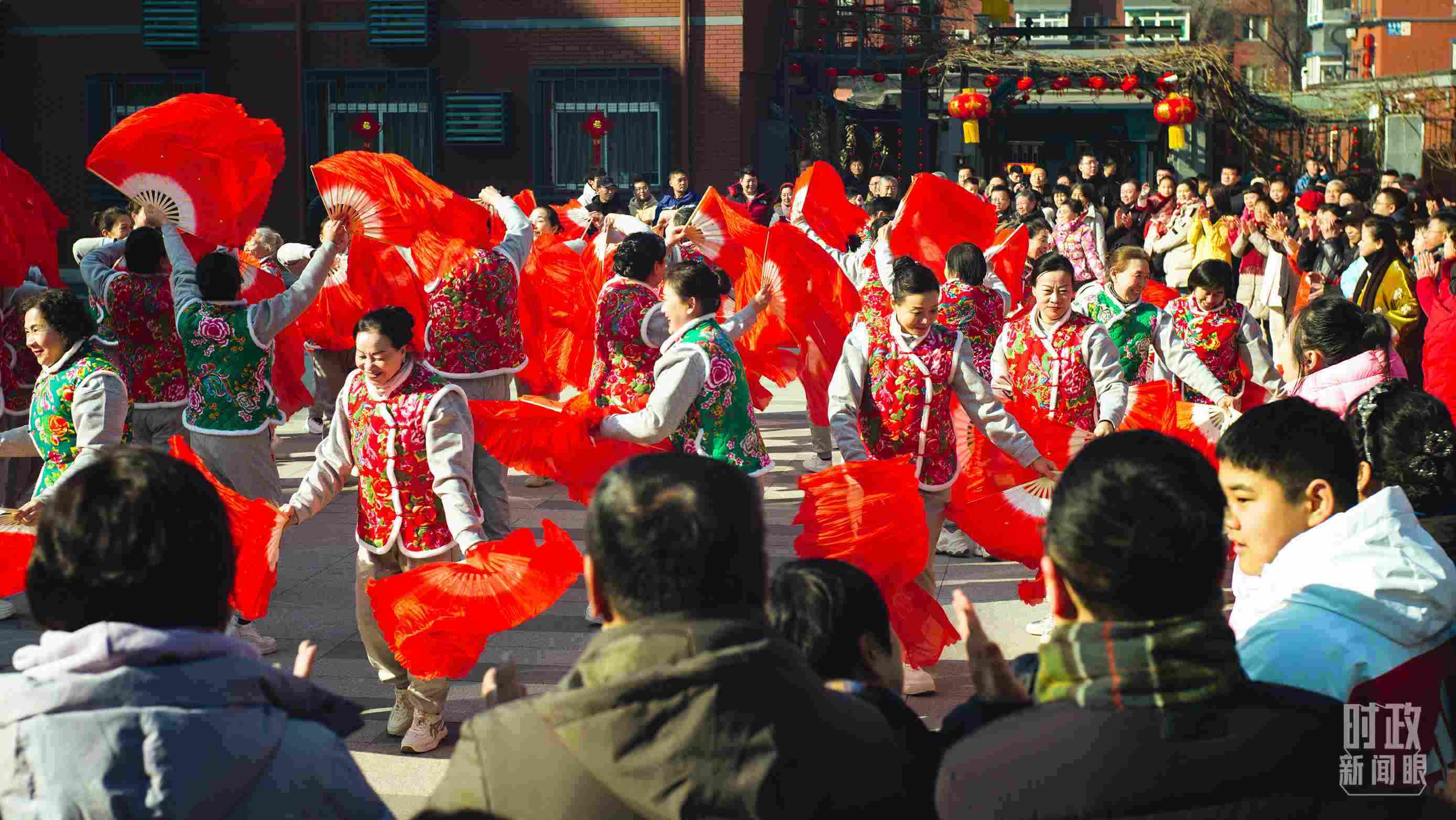長安小區(qū)文化廣場上，居民們扭起歡快的秧歌。（總臺央視記者彭漢明拍攝）