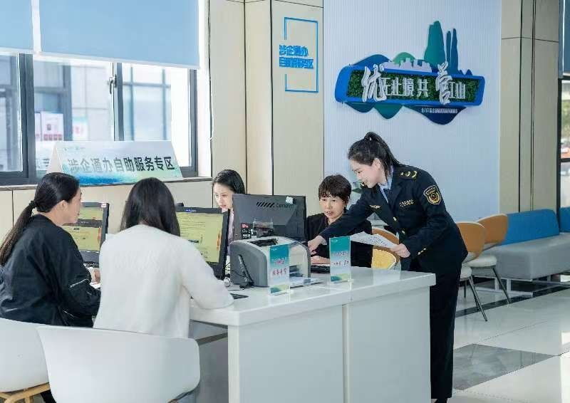 工作人員指導(dǎo)企業(yè)一次性完成信息填報。圖片來源：浙江衢州市市場監(jiān)督管理局