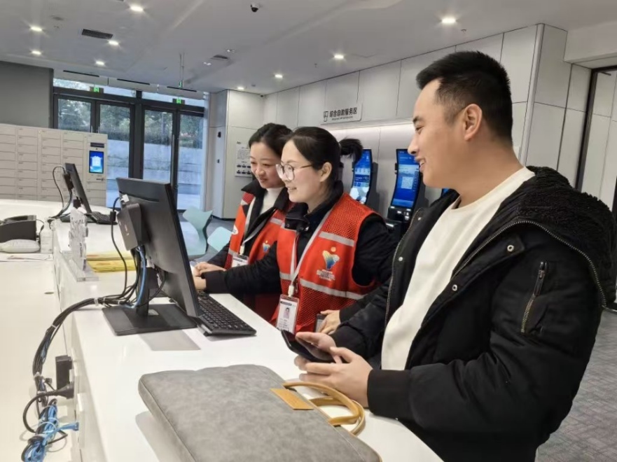 工作人員幫助企業(yè)辦理遷移申請網(wǎng)上填報。圖片來源：浙江衢州市市場監(jiān)督管理局