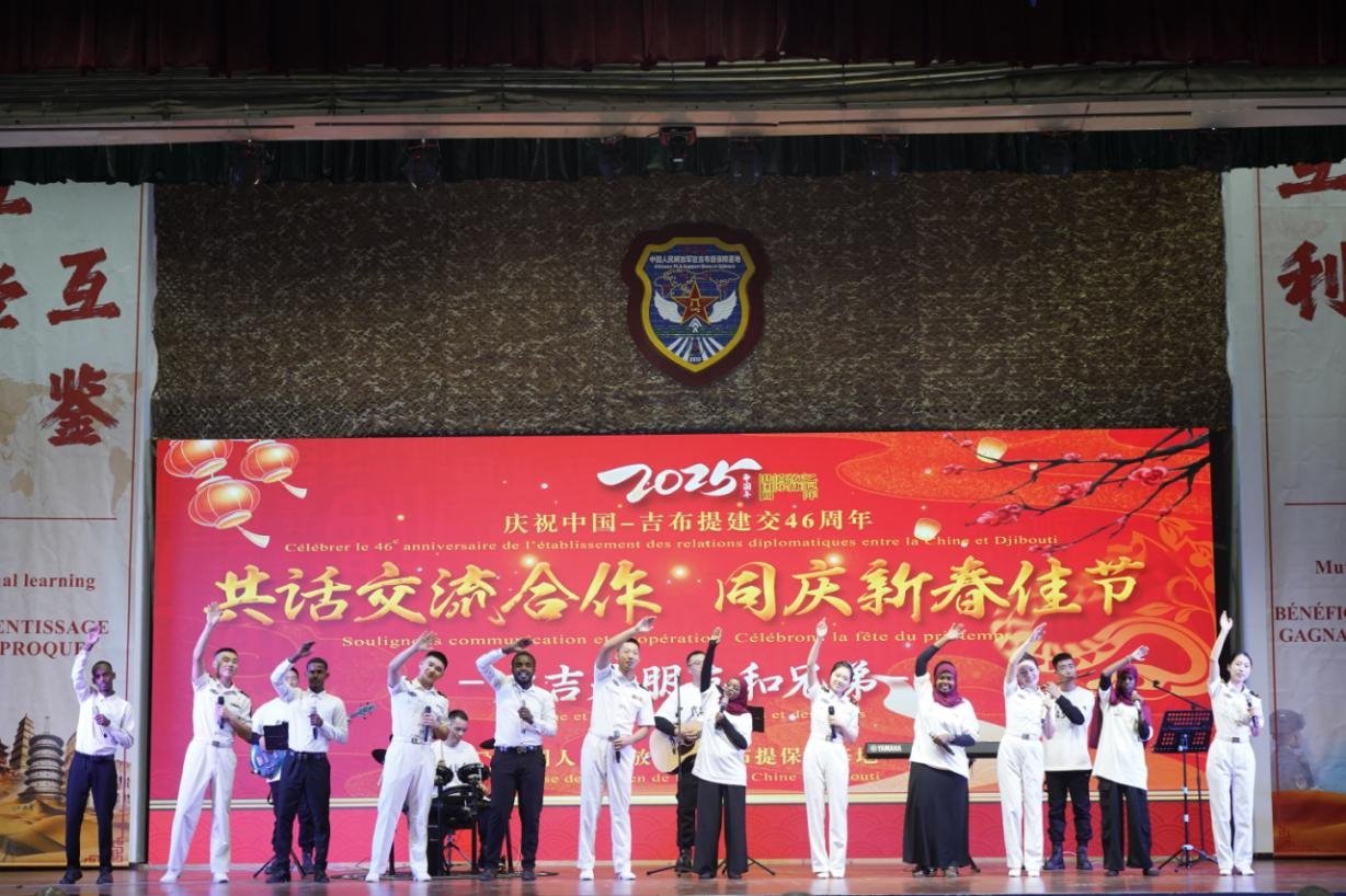 中吉兩國(guó)嘉賓合唱《友誼地久天長(zhǎng)》。主辦方供圖