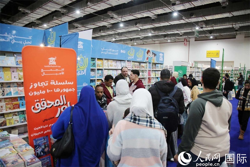 觀眾參觀書展展臺。人民網(wǎng)記者 黃培昭攝