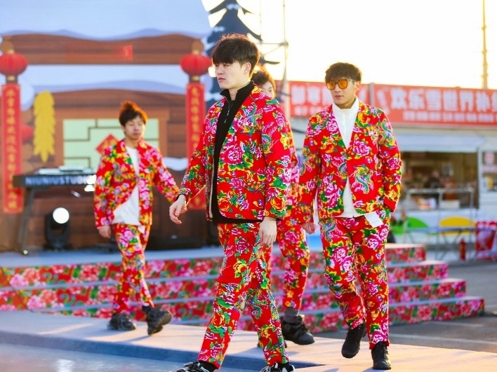 東北滑雪走秀現(xiàn)場。人民網(wǎng)記者 許維娜攝