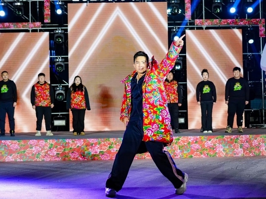 健身教練劉畊宏耐心帶領(lǐng)現(xiàn)場以及線上的朋友們進(jìn)行熱身。人民網(wǎng)記者 許維娜攝