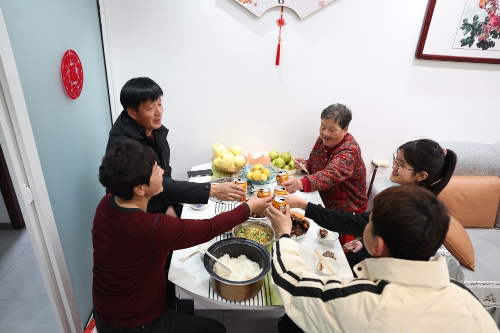 2025年1月22日，遼寧省葫蘆島市綏中縣祝家溝村村民朱西存一家在新房里。新華社記者姚劍鋒 攝