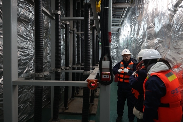 運維人員在風(fēng)電場海上升壓站上進行巡視檢查。受訪者供圖