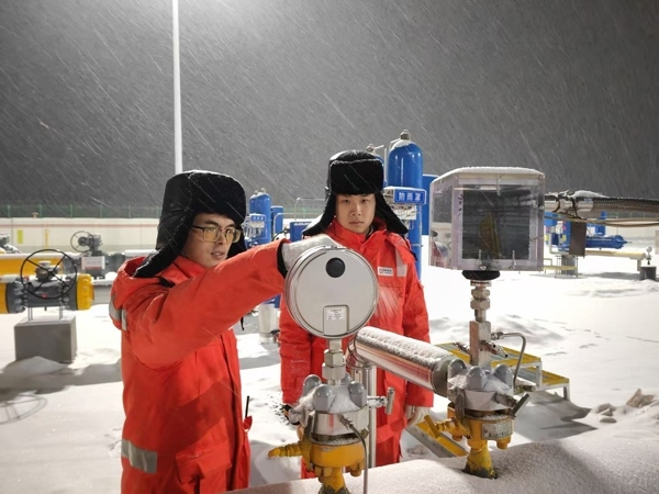 黑河作業(yè)區(qū)員工夜間對天然氣管道進行巡檢。受訪者供圖