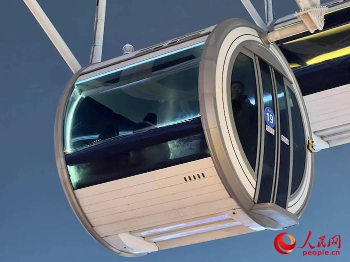 安裝了四要素微型氣象站的摩天輪轎廂。人民網(wǎng) 高清揚(yáng)攝