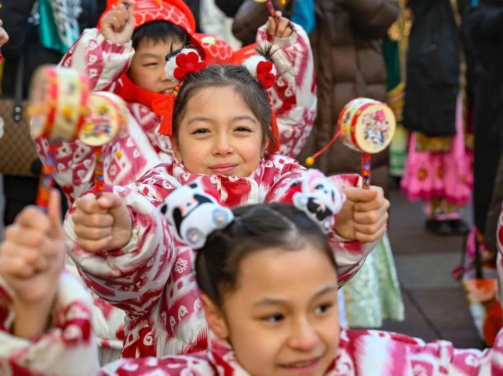 △新疆大巴扎社火迎新春，孩子們在現(xiàn)場表演。