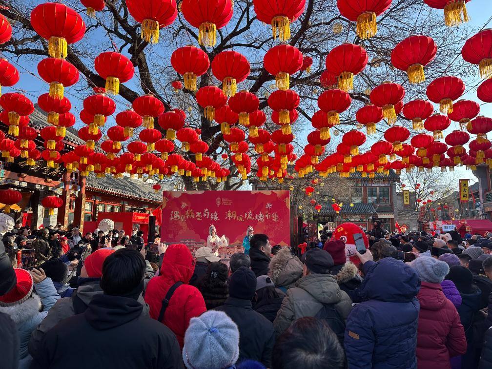 1月29日，市民游客在北京廠甸廟會(huì)感受濃濃年味。新華社記者 楊淑君 攝