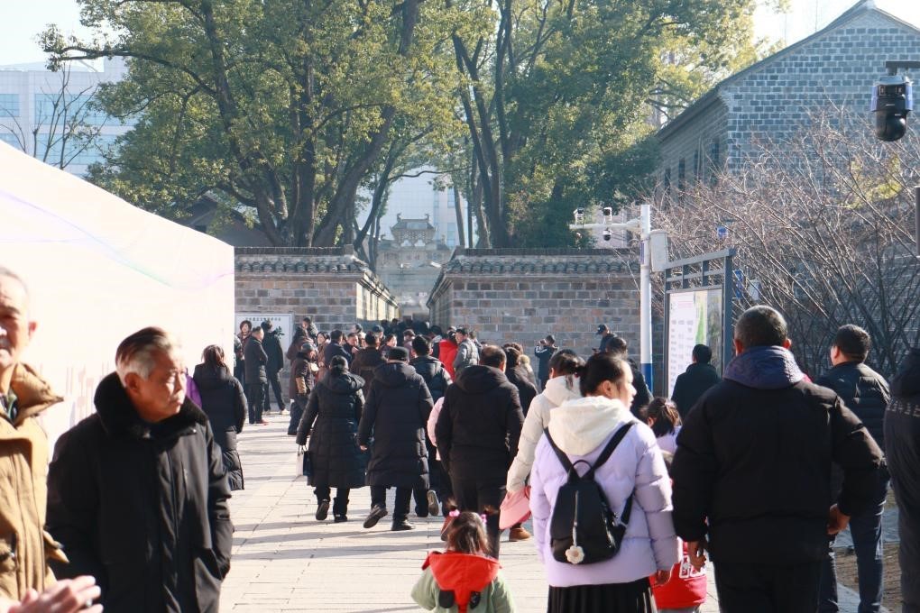 1月29日，游客在安徽省桐城市的六尺巷游覽。新華社記者 許諾 攝