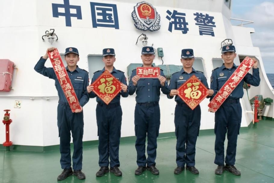 1月27日，中國(guó)海警海鷗艦執(zhí)法員們展示春聯(lián)福字，慶祝農(nóng)歷春節(jié)。