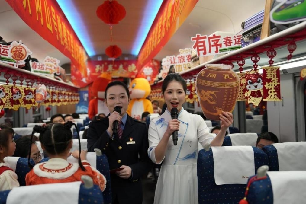 列車乘務(wù)員向旅客介紹江西美食——瓦罐湯。人民網(wǎng) 歐陽易佳攝