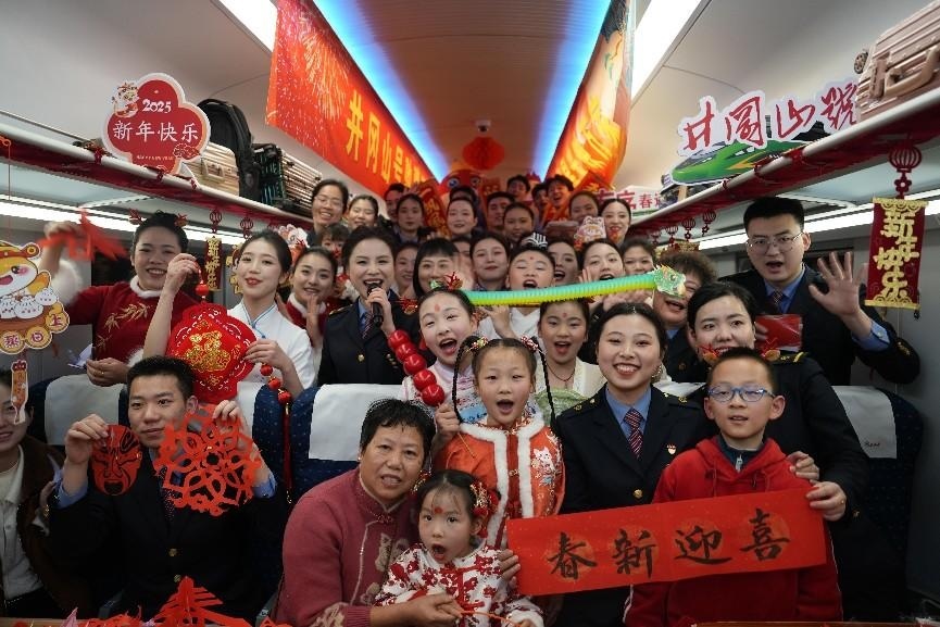 全體演職人員與旅客大合影。人民網(wǎng) 歐陽易佳攝