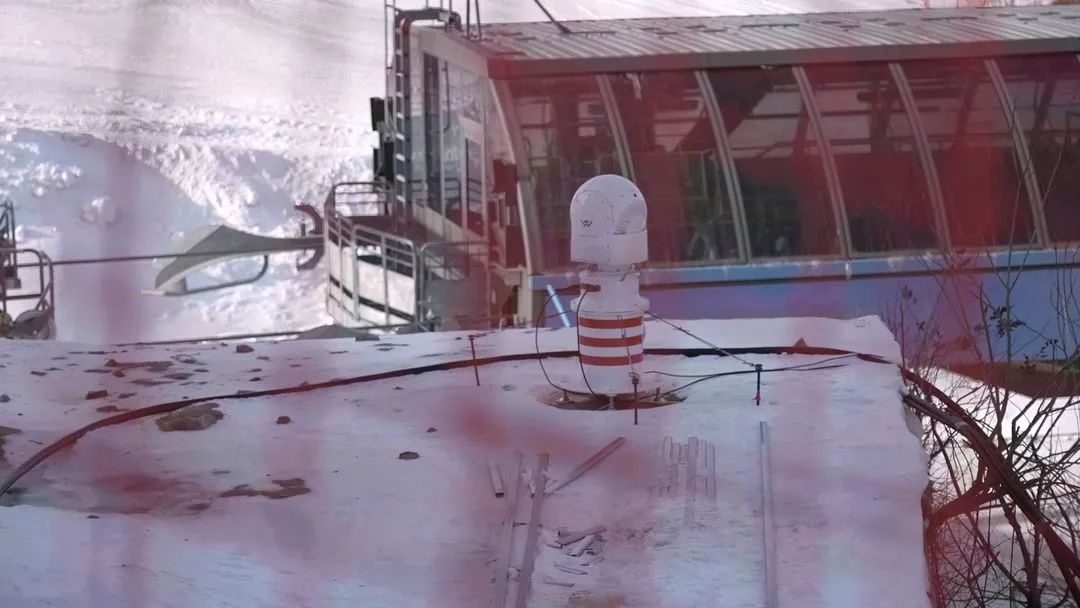 設(shè)在坡面障礙技巧和大跳臺雪道旁的激光測風雷達。氣象部門供圖