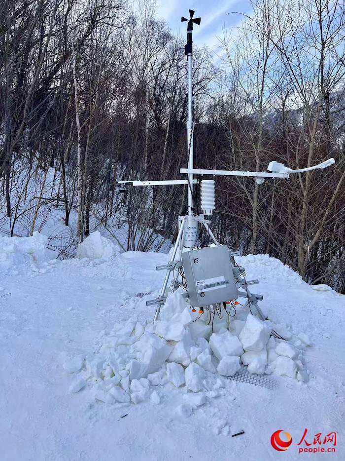 設(shè)置在賽道附近的便攜式自動氣象站。人民網(wǎng) 高清揚攝