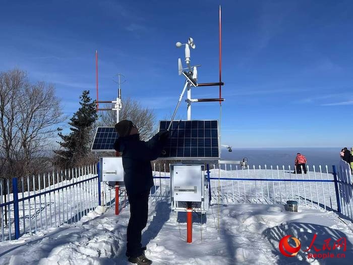 工作人員正在對氣象設(shè)備進行日常維護。人民網(wǎng) 高清揚攝