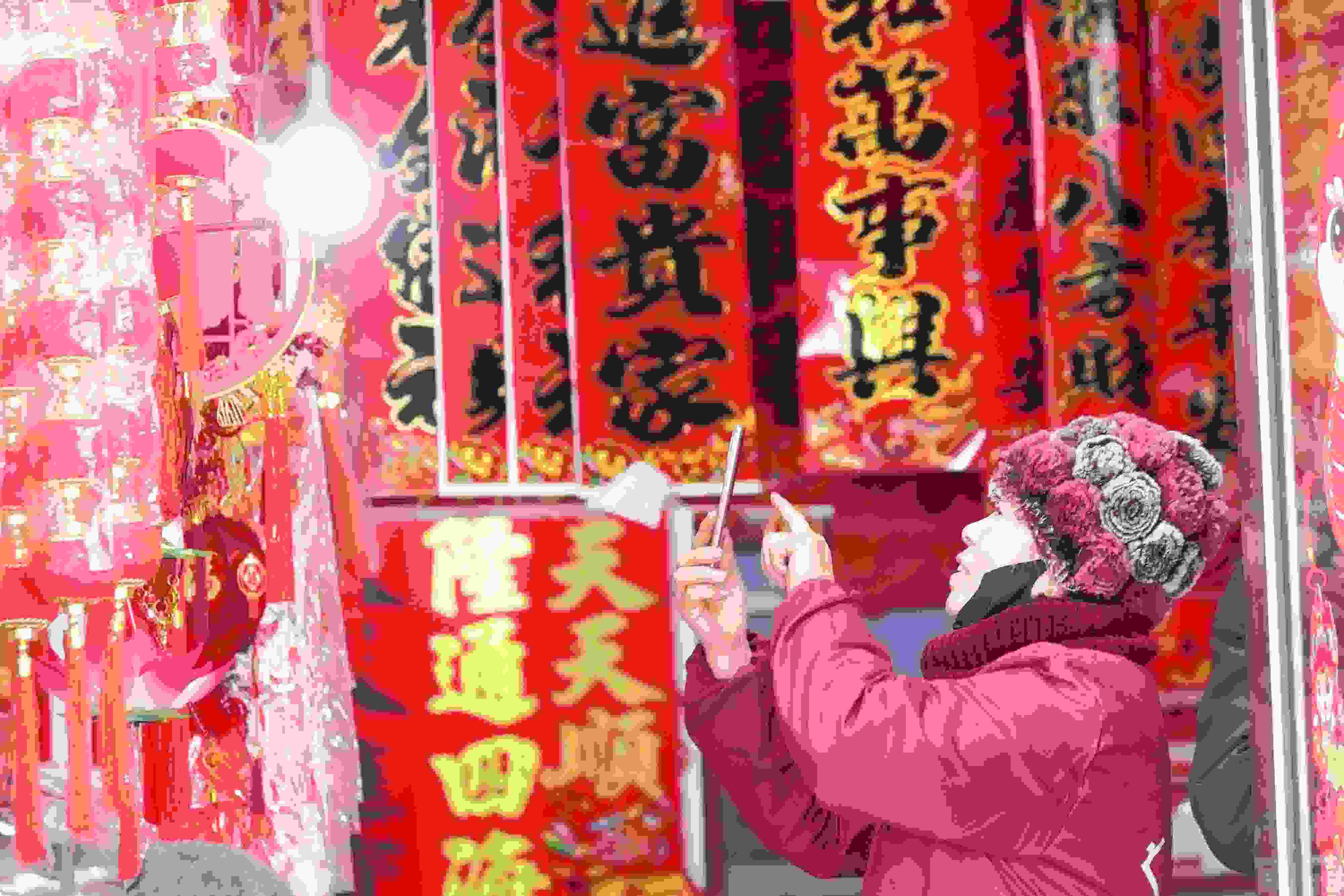 2025年1月5日，在山東省高密市夏莊鎮(zhèn)東李家村，商戶通過手機(jī)在網(wǎng)上推銷新春飾品。