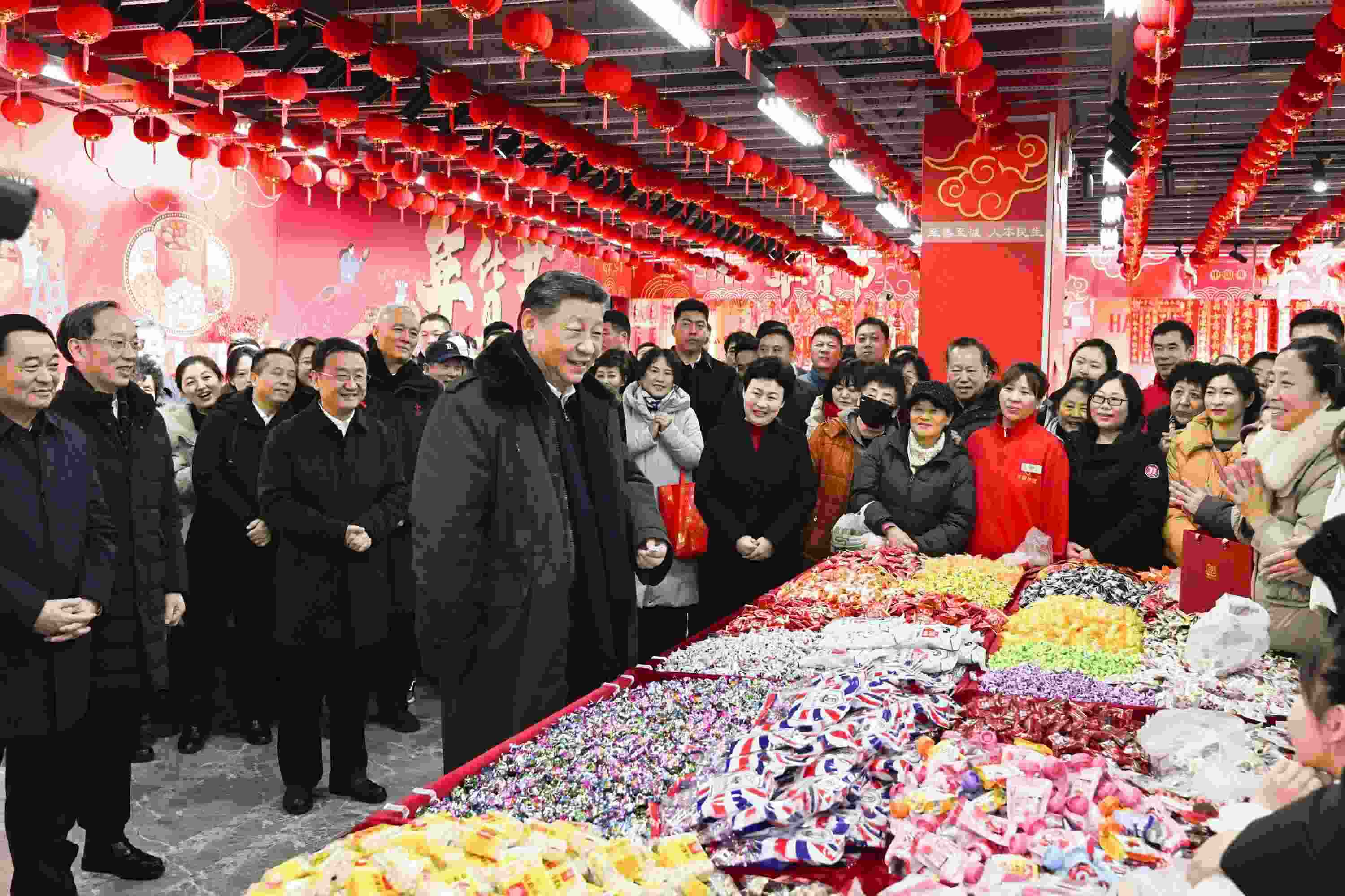 2025年1月23日，習近平總書記在遼寧沈陽大東副食品商場考察時，同店主和顧客親切交流，向大家致以新春祝福。