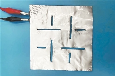 帶有矩形孔的袋式電池。圖片來源：英國(guó)《新科學(xué)家》雜志網(wǎng)站