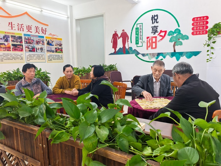 圖為湖北省咸寧市嘉魚縣潘家灣鎮(zhèn)四邑村養(yǎng)老服務(wù)驛站一角（2024年11月5日攝）。新華社記者 肖藝九 攝